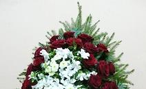 Венок "Печаль" из живых роз и хризантем 120 см