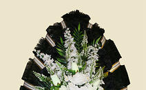 Венок Элит из искусственных белых роз и хвои 140 см.
