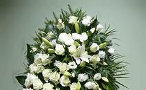 Венок "Прощальный" из живых белых роз и лилий 160 см
