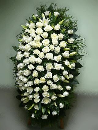 Венок из живых белых роз и лилий 160 см