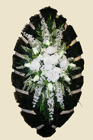 Венок Элит из искусственных белых роз и хвои 140 см.