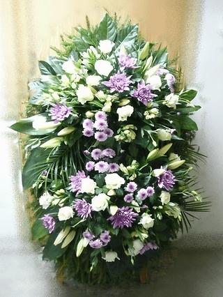 Венок из живых хризантем, лилий и роз "Фантазия" 120 см