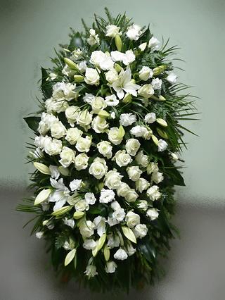 Венок "Прощальный" из живых белых роз и лилий 160 см
