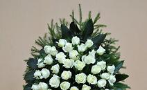 Венок "Снежная королева" с живыми розами и астрами 160 см