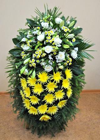 Венок из желтых хризантем и белых роз 120 см