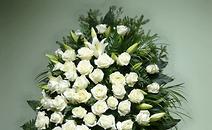 Венок из живых белых роз и лилий 160 см