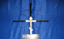 Металлический крест на могилу с распятием