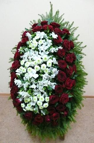Венок "Печаль" из живых роз и хризантем 120 см